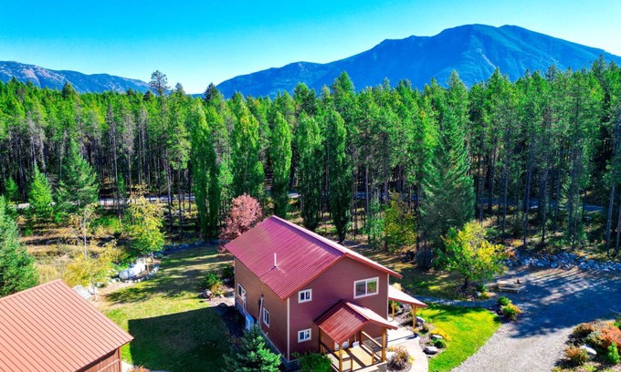 West Glacier House | 167 m² House ∙ 3 bedrooms ∙ 4 guests