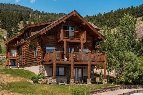 West Yellowstone House | 214 m² House ∙ 3 bedrooms ∙ 8 guests