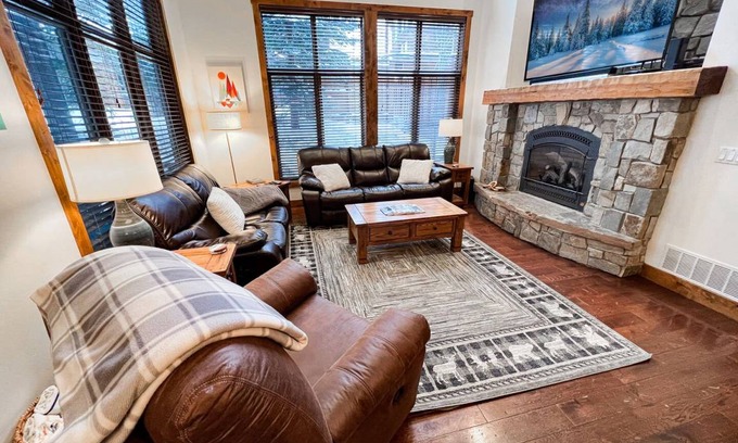 Whitefish Condo | 266 m² Condo ∙ 3 bedrooms ∙ 12 guests