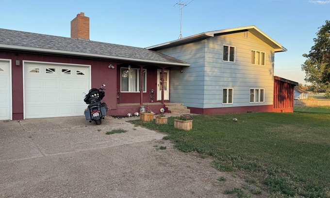 Wolf Point House | 3-bedroom house near stampede grounds, close to river 2 acres