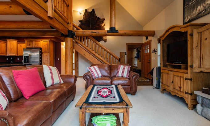 West Glacier Cabin | 310 m² Cabin ∙ 3 bedrooms ∙ 4 guests