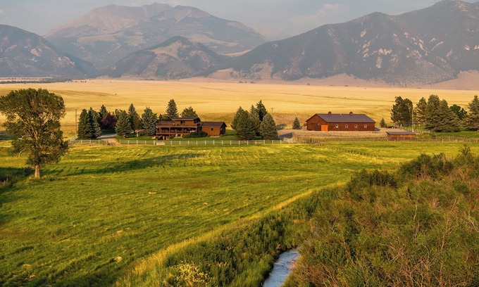 Ennis House | 4-bedroom house in amazing Ennis with WiFi, AC