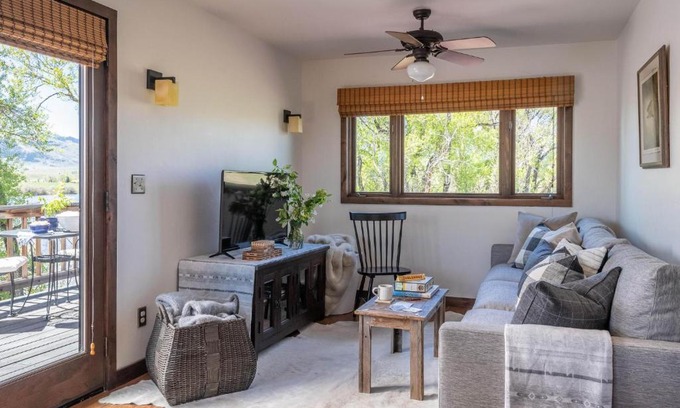 Emigrant House | A Beautiful Montana Suite on Yellowstone River