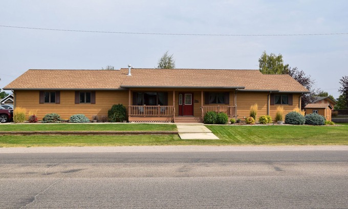 Lewistown House | Beautiful Spacious Home - Near Fergus High School