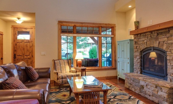 Bozeman House | Blue Pine Cone-Modern Townhome Close to Bozeman and Bridger Creek Golf Course