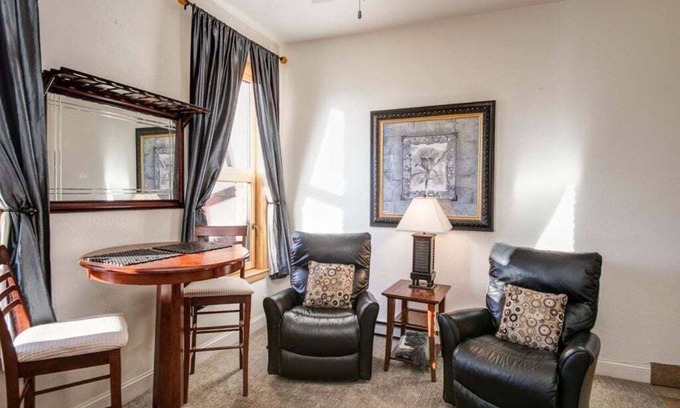 Downtown Bozeman Condo | Cute flat in Downtown Bozeman w/high ceilings & great location - Smart and Sassy on Main Street!