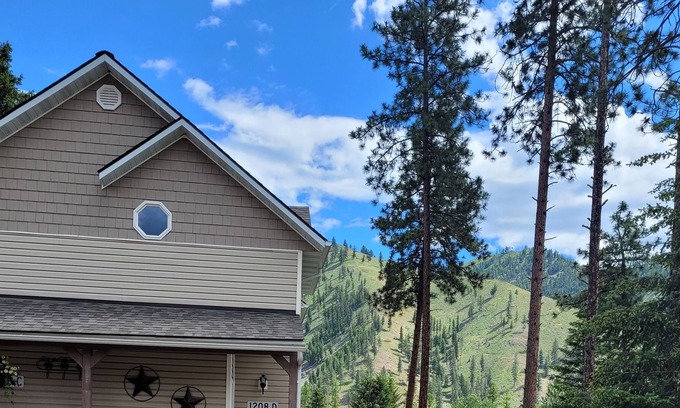 Superior Apartment | D-Cozy downstairs 2 bdrm/1ba apartment