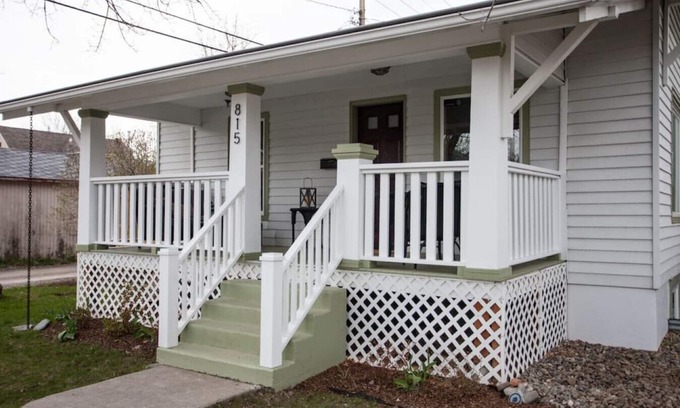 Livingston House | Downtown charmer, blocks from park, river & downtown, pet friendly