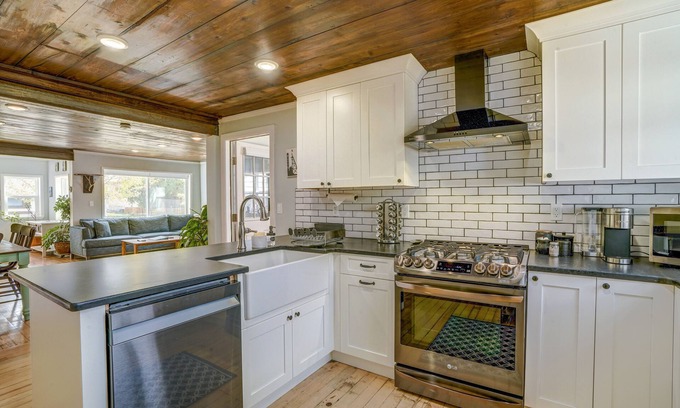 Franklin to the Fort House | MidtownEcoModernFarmhouse PrivateParking FencedYard BrooklineSheets PetFriendly