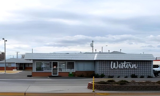 Great Falls Hotel | Motel ∙ 4 guests