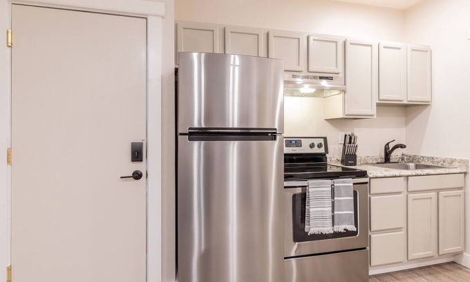 Great Falls Apartment | One Bedroom Corner Unit - Lots Of Light