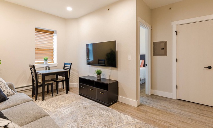 Great Falls Apartment | Pet Friendly Updated One Bedroom Apartment
