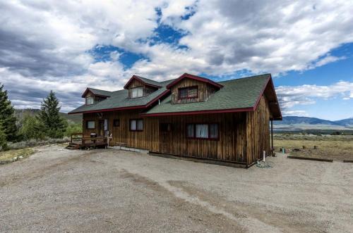 McAllister House | Scenic Cabin with Wildlife Views Near Madison River, Ennis, Montana