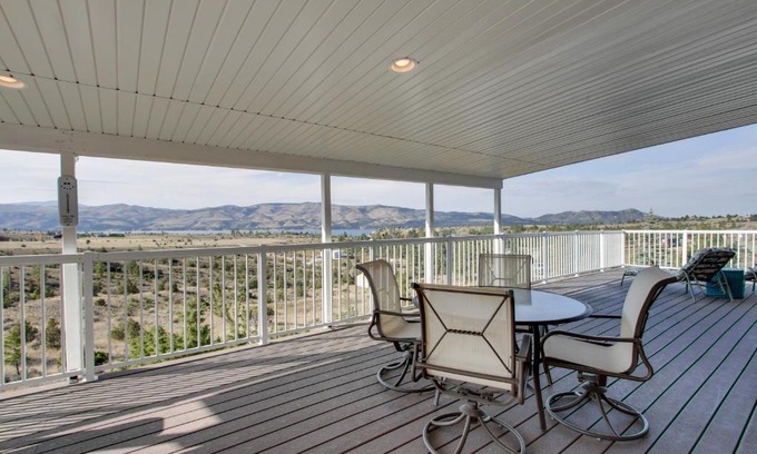 Helena House | Spacious Canyon Ferry Lake House with Bar and Views!