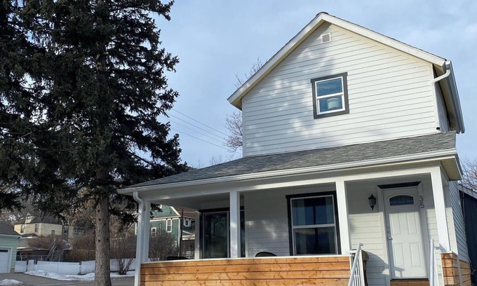 Helena House | Suite 35 - Victorian Suite W/Porch