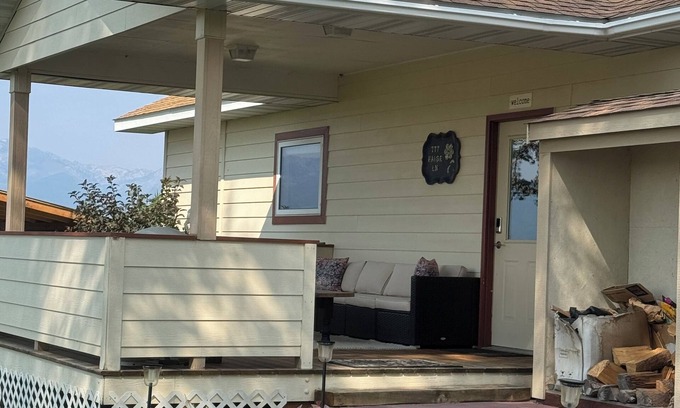 Corvallis House | The Guesthouse - on 3.5 acres in Corvallis, MT