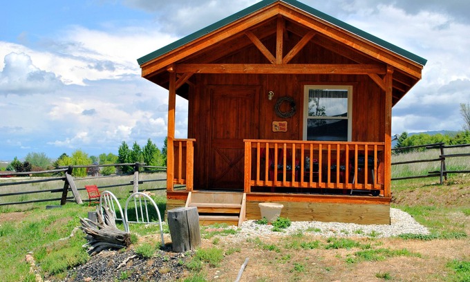 Corvallis Cabin | 'Wolf Den'-A Perfect Romantic Honeymoon cabin and a Sportsman's Paradise Cabin