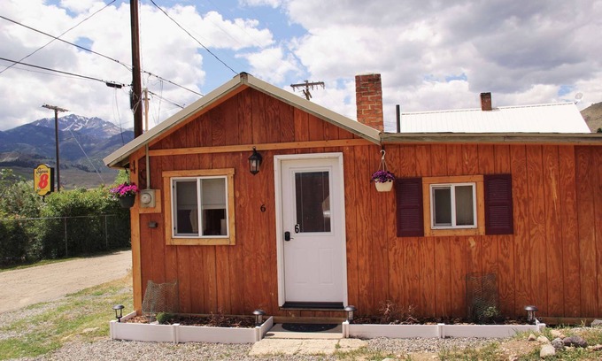 Gardiner Cabin | Yellowstone's Treasure Cabin #6, few min drive from Yellowstone Park