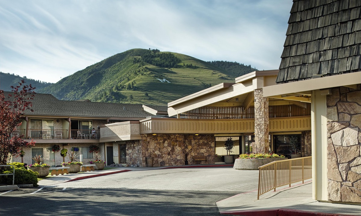 Heart of Missoula Hotel | DoubleTree by Hilton Missoula Edgewater
