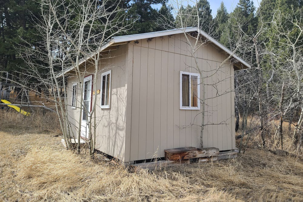 Powell County RV Rental | Avon Dry cabins with central bath house nightly & longterm rentals w/12 Rv sites