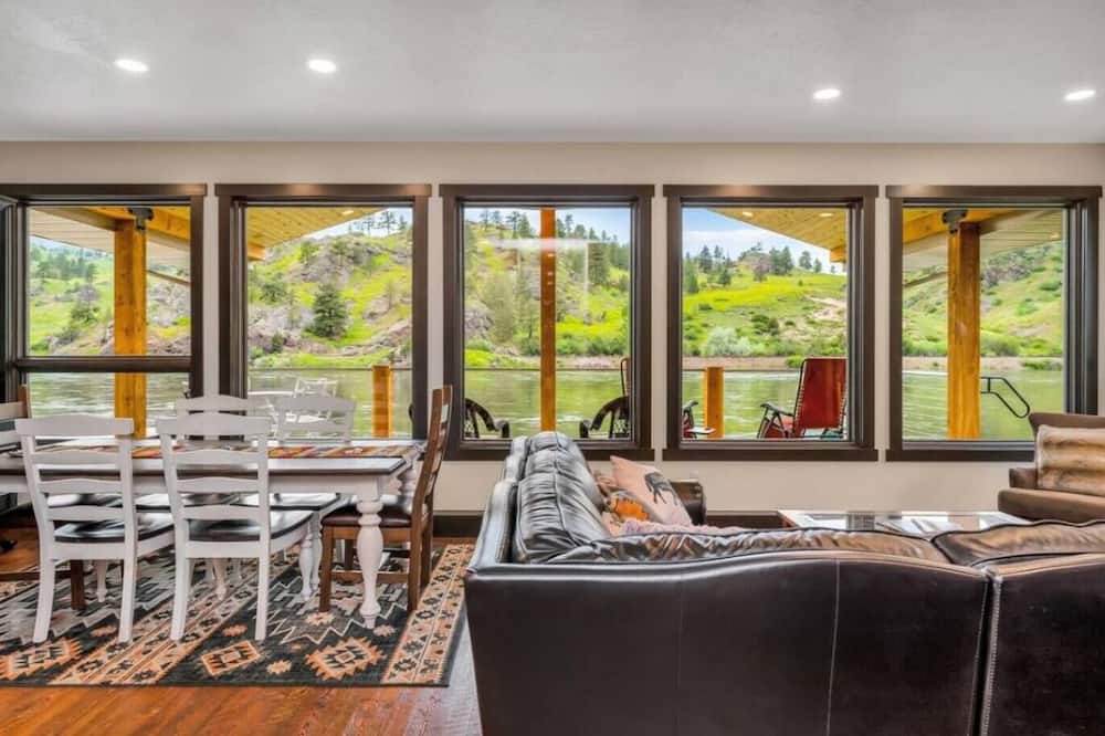 Cascade Apartment | Apartment on the Missouri River