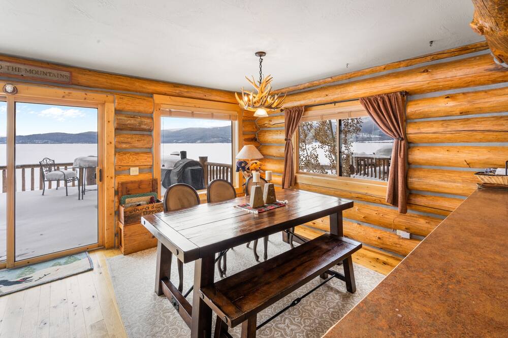 Photo of Livingroom in West Yellowstone