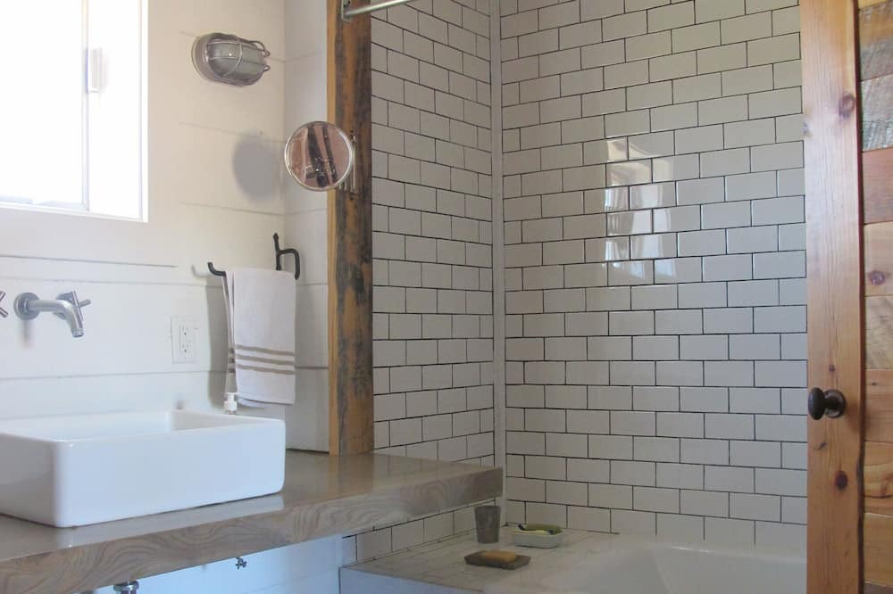 Photo of Bathroom in Roundup