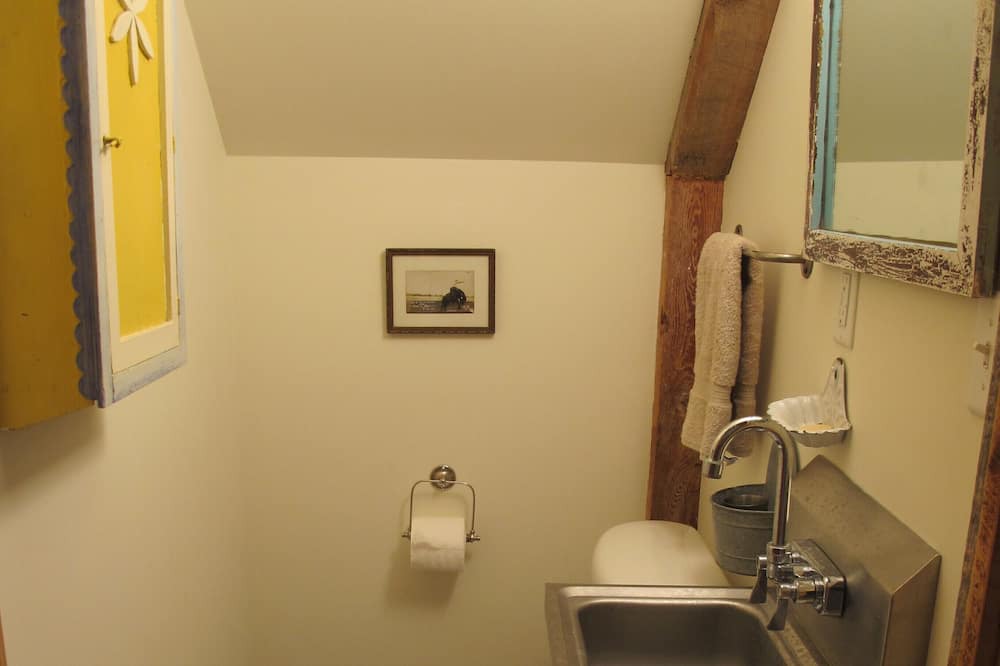 Photo of Bathroom in Roundup
