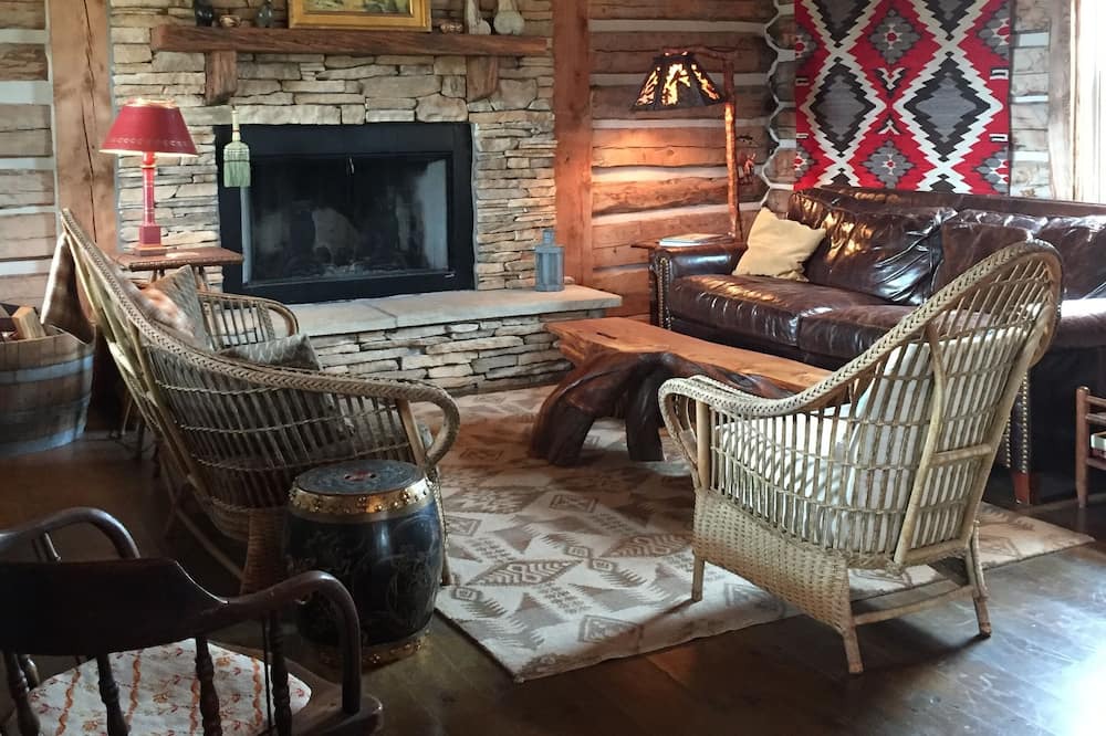 Photo of Livingroom in Roundup