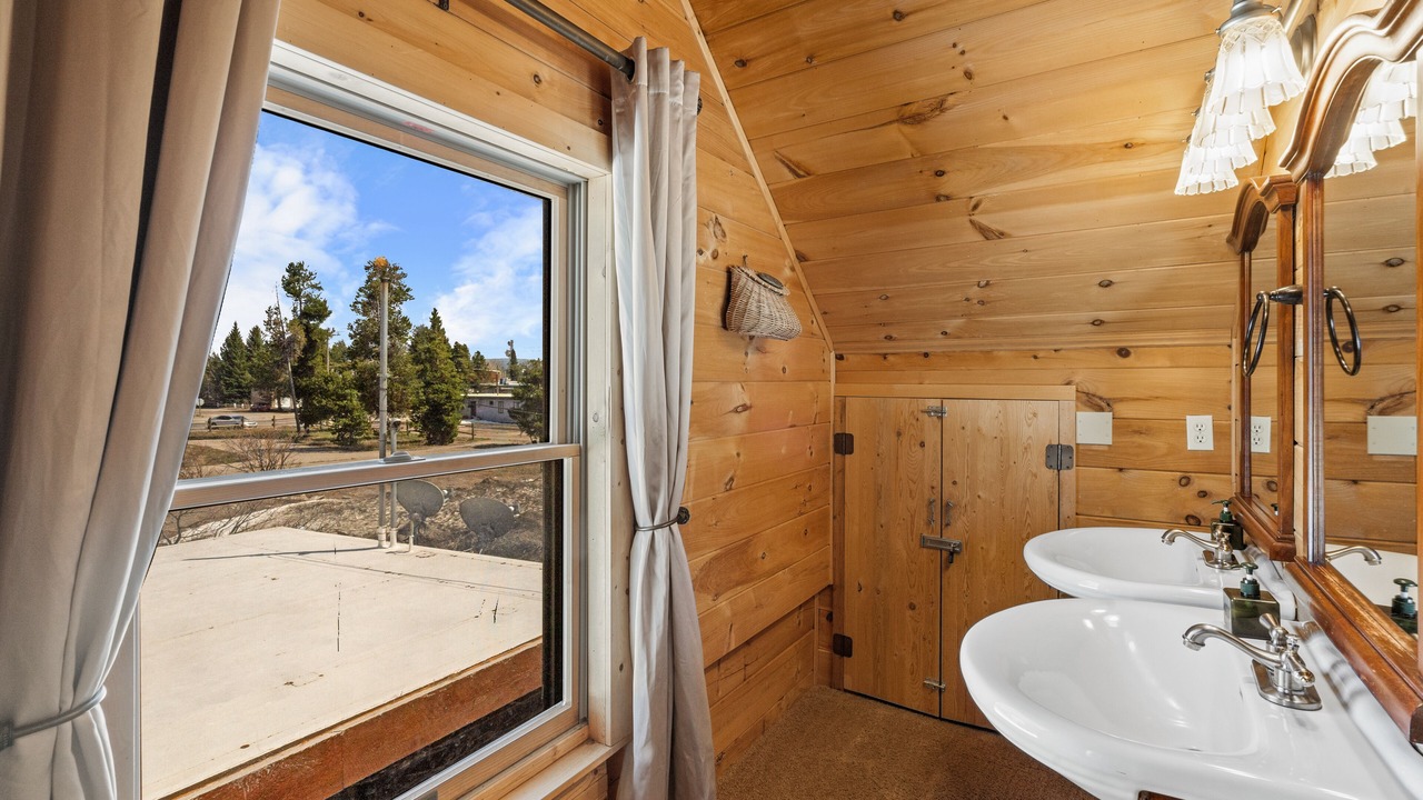 Photo of Bathroom in West Yellowstone