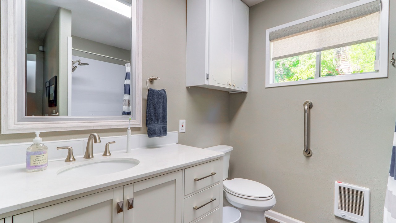 Photo of Bathroom in Loon Lake