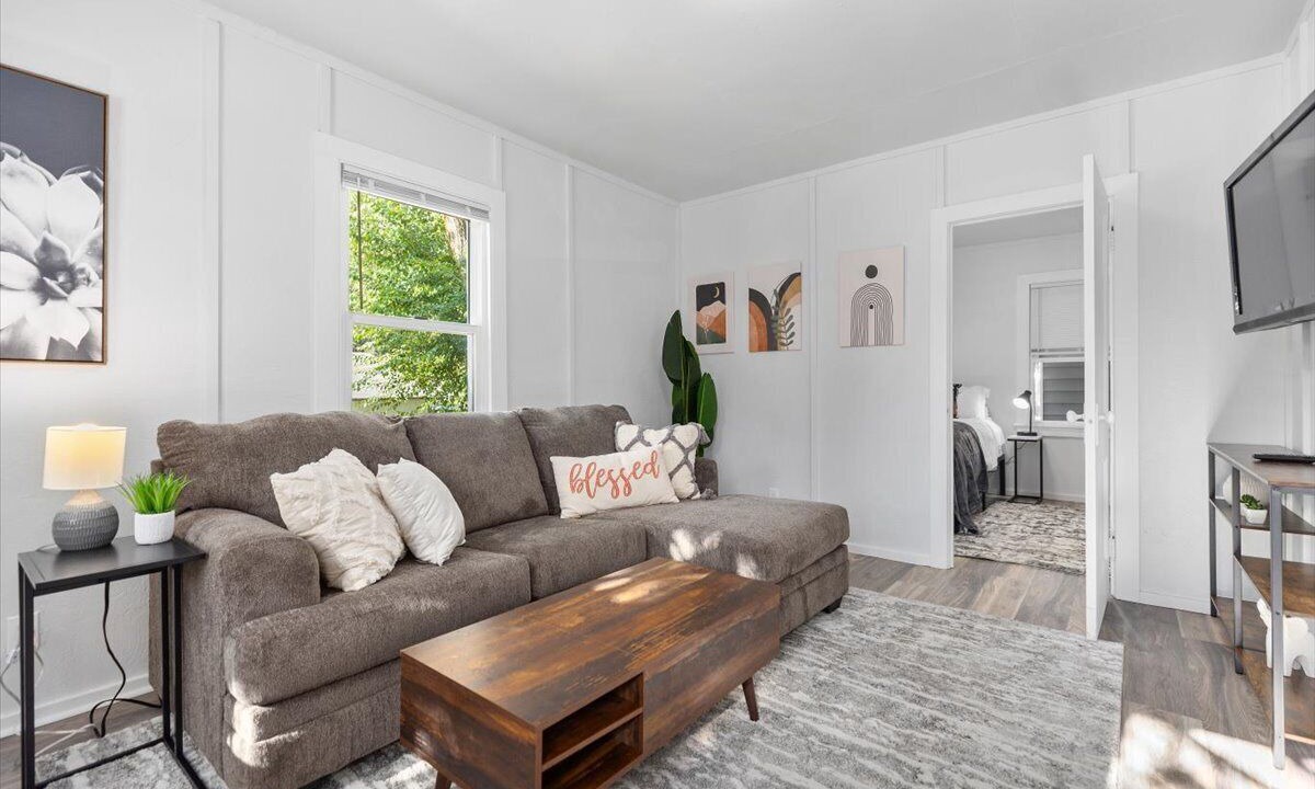 Photo of Livingroom in Central - Terry