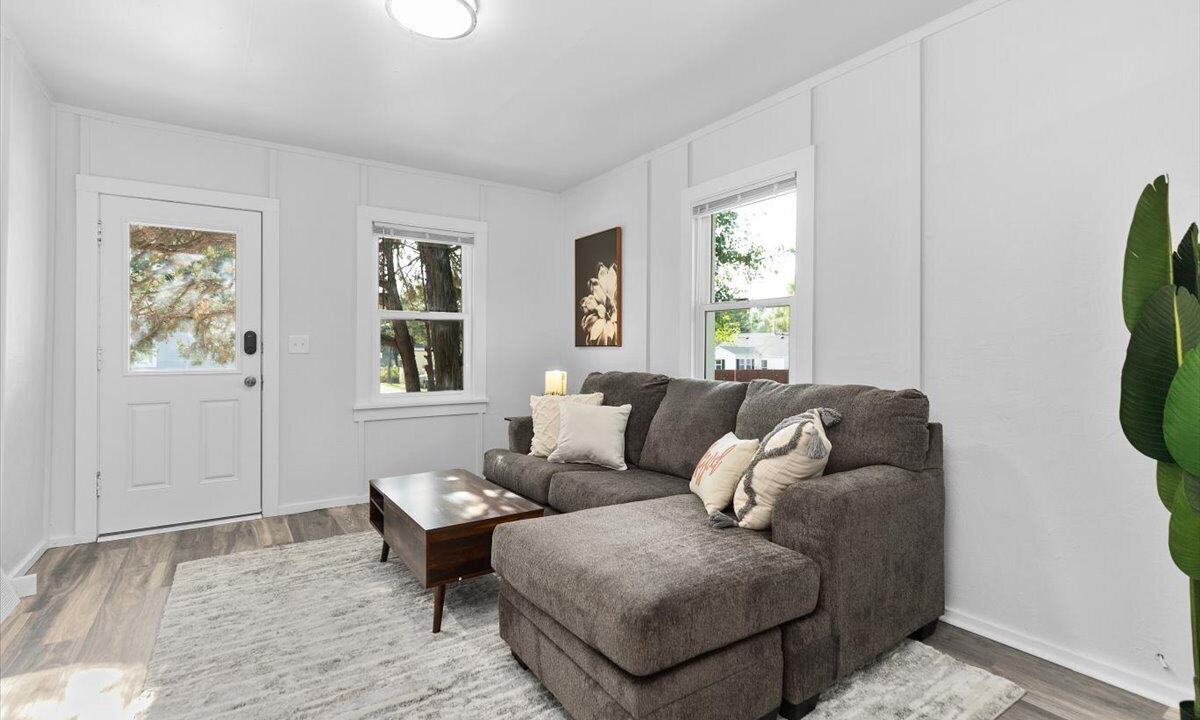 Photo of Livingroom in Central - Terry
