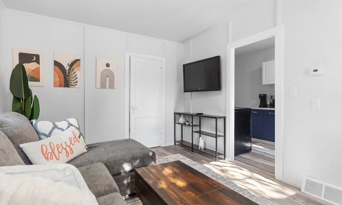 Photo of Livingroom in Central - Terry
