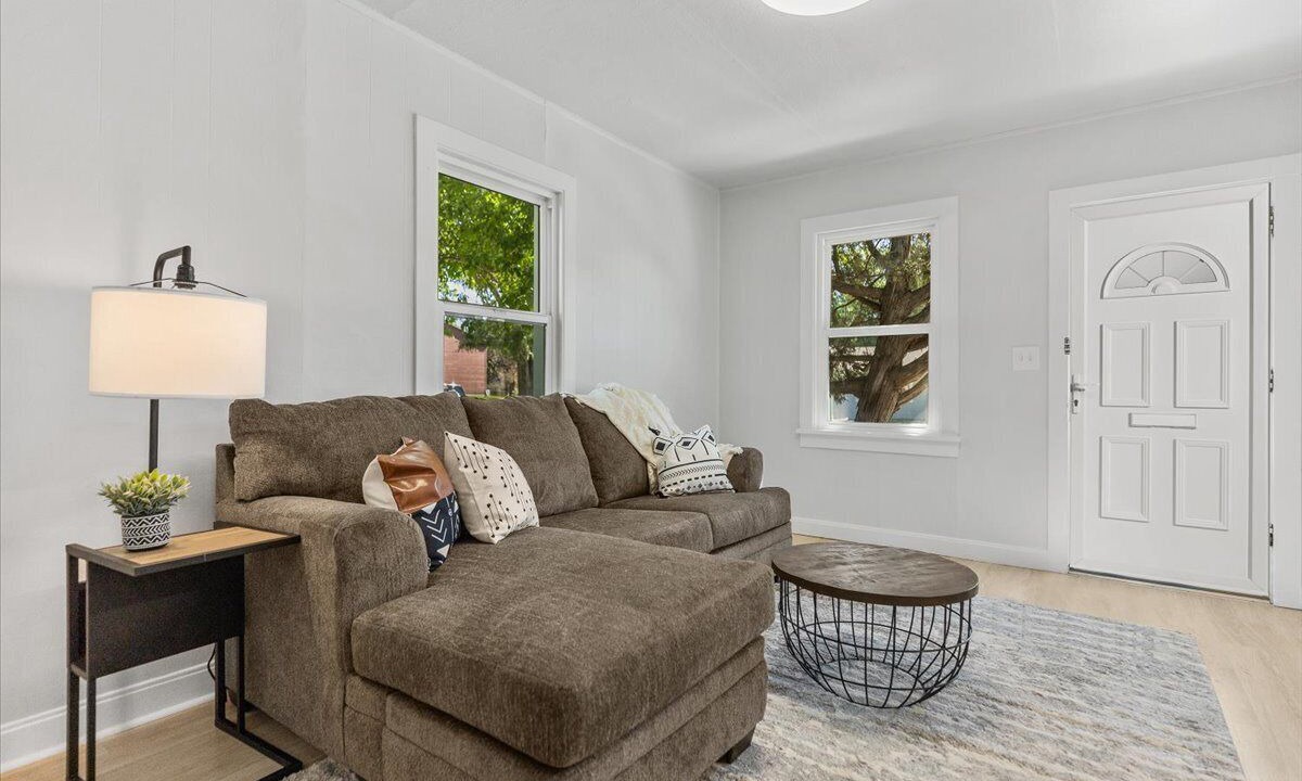Photo of Livingroom in Central - Terry