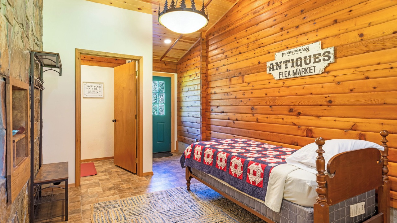 Photo of Bedroom in Clinton