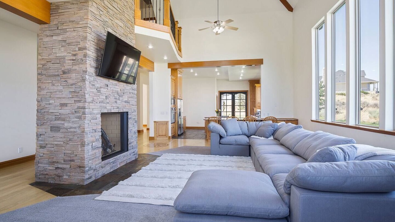Photo of Livingroom in Eagle Mountain
