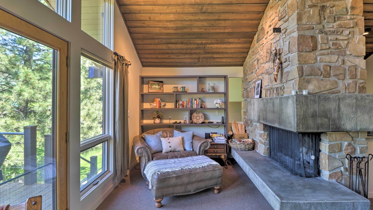 Photo of Livingroom in West Glacier