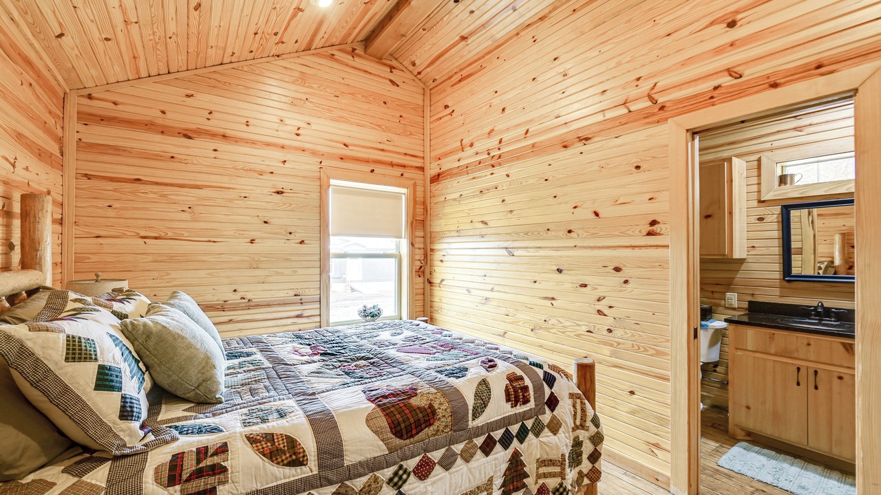 Photo of Bedroom in Pompeys Pillar