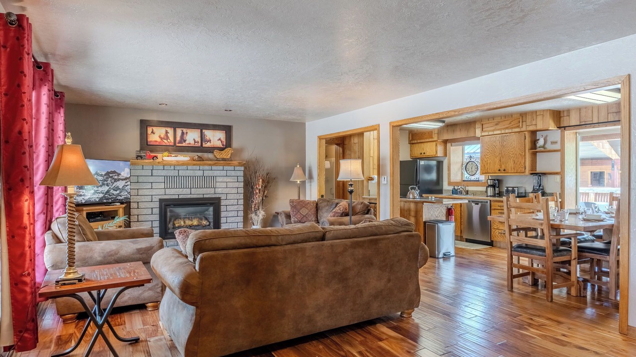 Photo of Livingroom in West Yellowstone