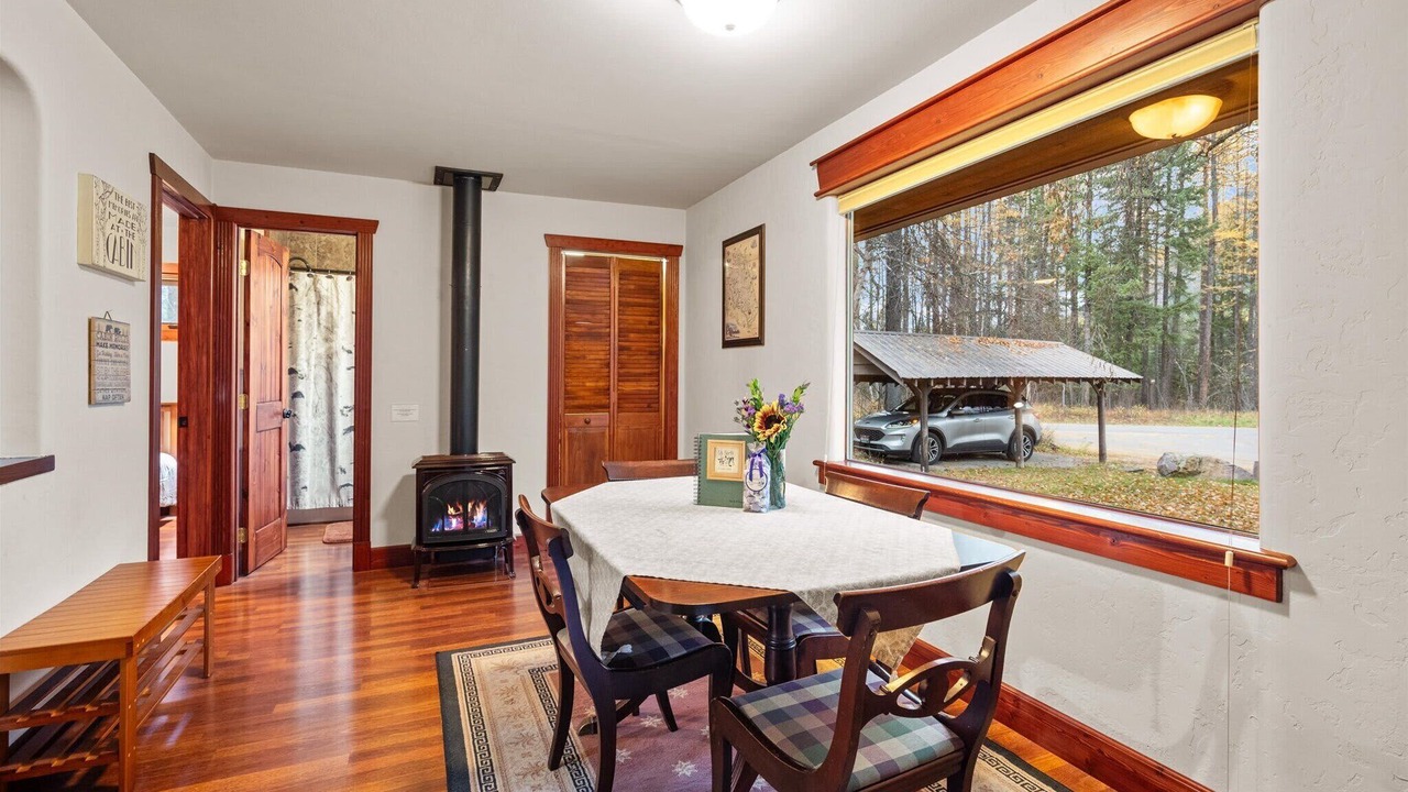 Photo of Livingroom in West Glacier