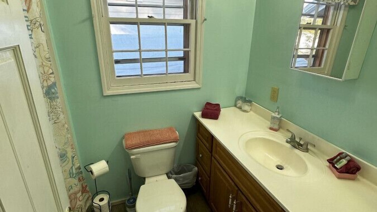 Photo of Bathroom in Central - Terry