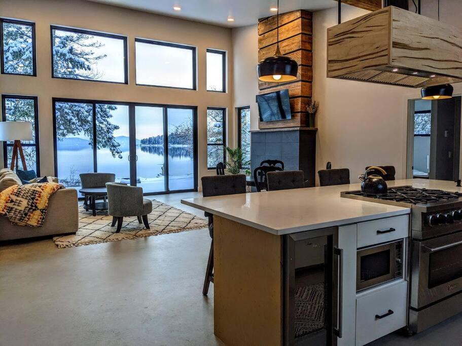 Photo of Livingroom in Woods Bay