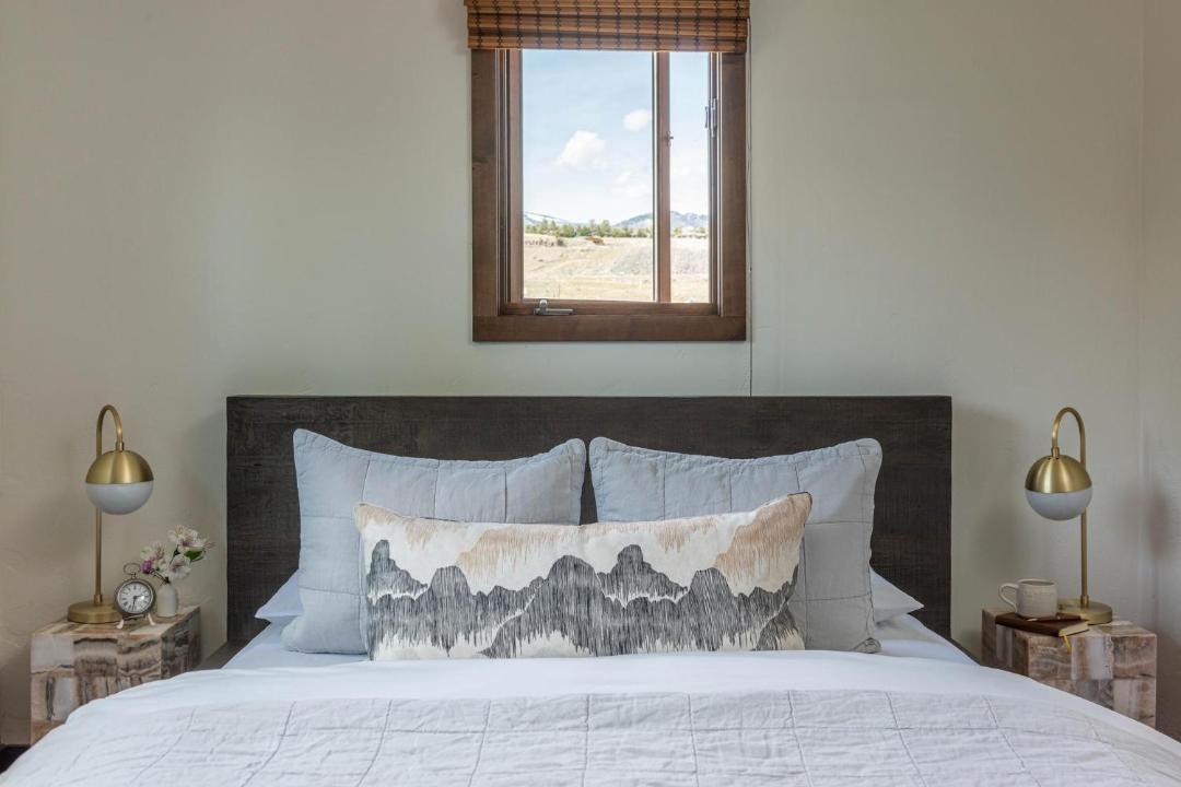 Photo of Others in Emigrant