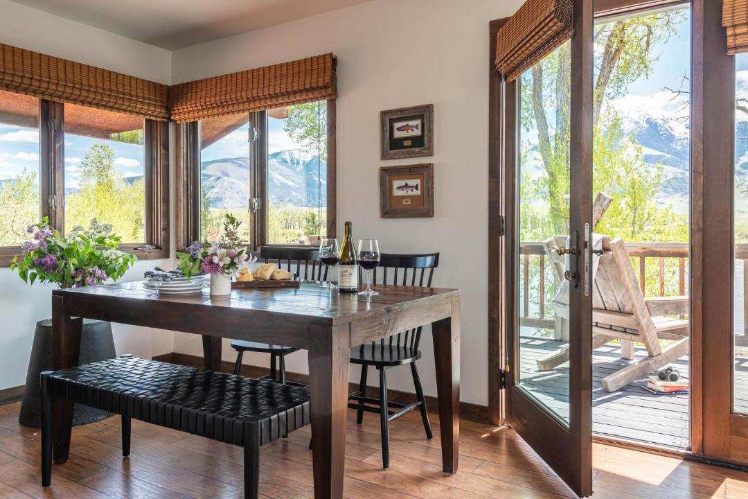 Photo of Others in Emigrant