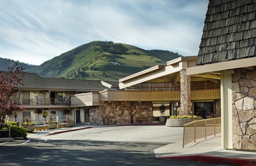 Heart of Missoula Hotel | DoubleTree by Hilton Missoula Edgewater